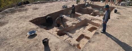 کشف یک روستای ۶ هزار ساله در منطقه ۲۰ تهران / اسکلت یک دختر ۱۶ ساله با جمجهای عجیب هم پیدا شد که کف خانه دفن شده بود. کشف یک روستای ۶ هزار ساله در منطقه ۲۰ تهران / اسکلت یک دختر ۱۶ ساله با جمجهای عجیب هم پیدا شد که کف خانه دفن شده بود.